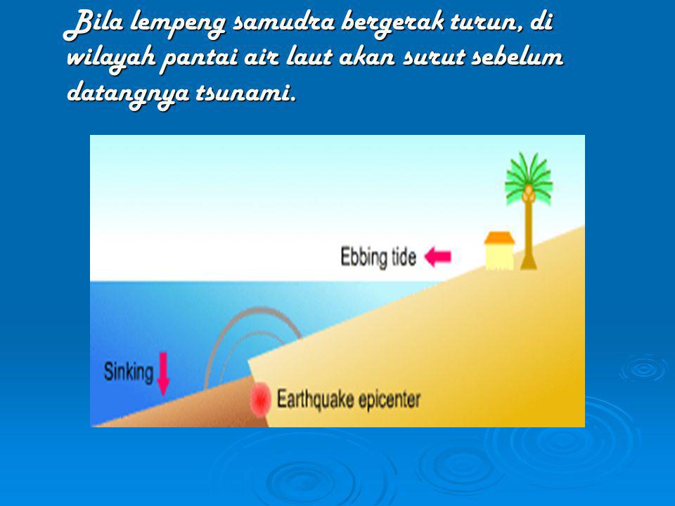 Bila lempeng samudra bergerak turun, di wilayah pantai air laut akan surut sebelum datangnya tsunami.
