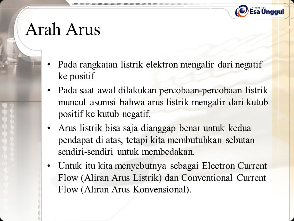Arah Arus Pada rangkaian listrik elektron mengalir dari negatif ke positif.